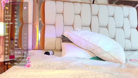 Valkiria moore  online show from 02/02/25, 10:49