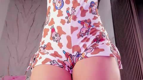 Vallolet Peach  online show from 12/04/25, 11:52