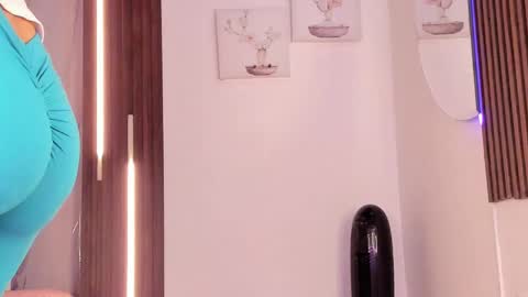 Snapshot of valloletsamar chatting on 03/29/26, 12:05 Vallolet Peach online show from 03/29/26, 12:05