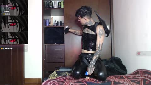 Snapshot of vampiredavyd chatting on 01/07/25, 12:03 david guzman i model independenthelp me with a thumbs up online show from 01/07/25, 12:03