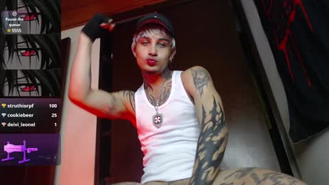 Snapshot of vampiredavyd chatting on 01/11/25, 02:41 david guzman i model independenthelp me with a thumbs up online show from 01/11/25, 02:41