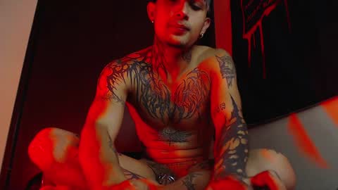 Snapshot of vampiredavyd chatting on 01/25/25, 04:02 david guzman i model independenthelp me with a thumbs up online show from 01/25/25, 04:02