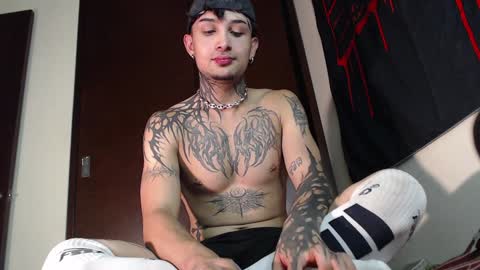 Snapshot of vampiredavyd chatting on 01/27/25, 06:19 david guzman i model independenthelp me with a thumbs up online show from 01/27/25, 06:19