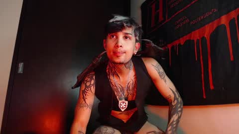 Snapshot of vampiredavyd chatting on 01/28/25, 12:36 david guzman i model independenthelp me with a thumbs up online show from 01/28/25, 12:36