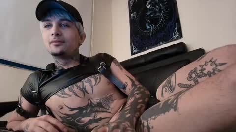 Snapshot of vampiredavyd chatting on 02/17/25, 01:36 david guzman i model independenthelp me with a thumbs up online show from 02/17/25, 01:36