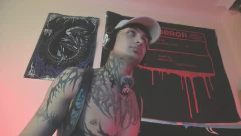 Snapshot of vampiredavyd chatting on 09/11/25, 02:44 david guzman i model independenthelp me with a thumbs up online show from 09/11/25, 02:44