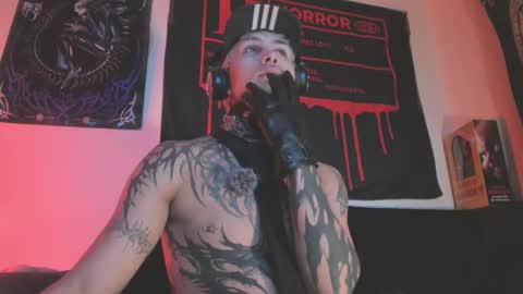 Snapshot of vampiredavyd chatting on 09/19/25, 02:57 david guzman i model independenthelp me with a thumbs up online show from 09/19/25, 02:57