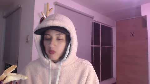 Snapshot of vandalovee chatting on 01/11/25, 06:24 Babi Alu online show from 01/11/25, 06:24