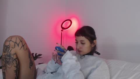 Snapshot of vandalovee chatting on 02/25/25, 06:14 Babi Alu online show from 02/25/25, 06:14