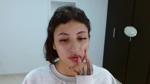 Snapshot of vandalovee chatting on 02/28/25, 10:52 Babi Alu online show from 02/28/25, 10:52