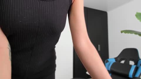 Snapshot of vandalovee chatting on 10/10/25, 02:49 Babi Alu online show from 10/10/25, 02:49