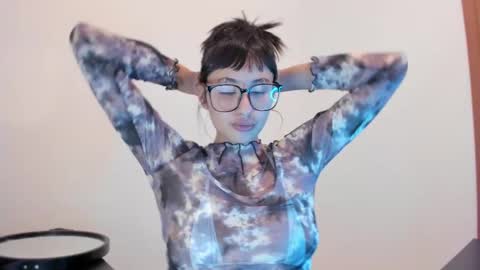 Snapshot of vandalovee chatting on 10/16/25, 01:50 Babi Alu online show from 10/16/25, 01:50