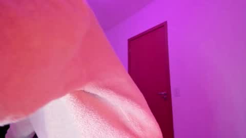 Snapshot of vandalovee chatting on 10/19/25, 05:19 Babi Alu online show from 10/19/25, 05:19