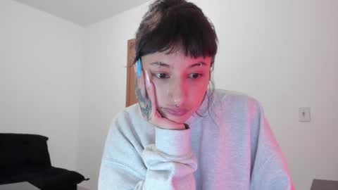 Snapshot of vandalovee chatting on 10/23/25, 09:57 Babi Alu online show from 10/23/25, 09:57