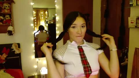 Snapshot of vanellope_vonrol chatting on 01/21/25, 04:21 Vanessa online show from 01/21/25, 04:21