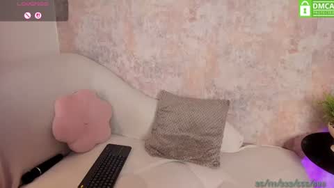 Snapshot of vanessafox__ chatting on 06/19/26, 01:04 V online show from 06/19/26, 01:04
