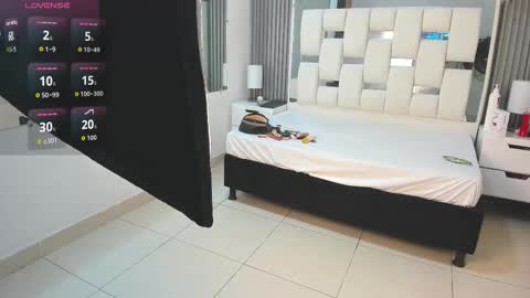 Vanessa Hard online show from 11/18/25, 07:29