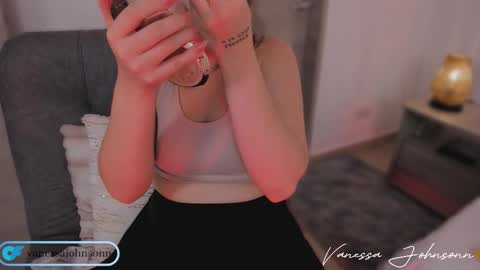 vanessajohnsonn online show from 10/14/25, 09:15