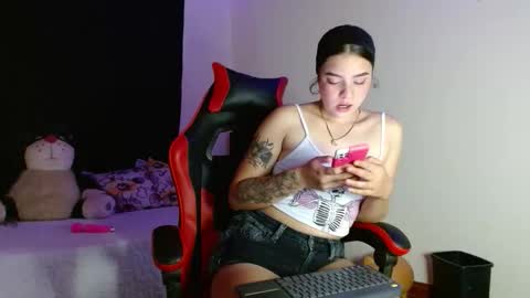 Snapshot of vanessamcqueen07 chatting on 12/21/25, 11:23 Vanesa online show from 12/21/25, 11:23