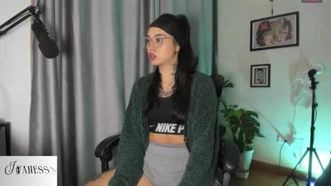 Snapshot of vanessart_ chatting on 09/17/25, 11:12 Vanessa online show from 09/17/25, 11:12