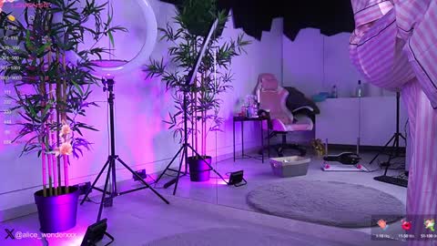 Snapshot of vanessasimon chatting on 01/19/25, 06:31 Vanessa Simon online show from 01/19/25, 06:31