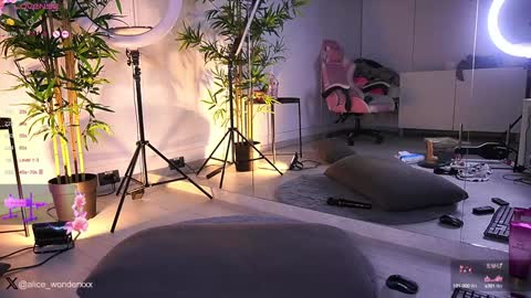 Snapshot of vanessasimon chatting on 01/23/25, 09:18 Vanessa Simon online show from 01/23/25, 09:18