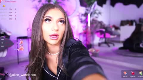 Snapshot of vanessasimon chatting on 02/02/25, 06:37 Vanessa Simon online show from 02/02/25, 06:37