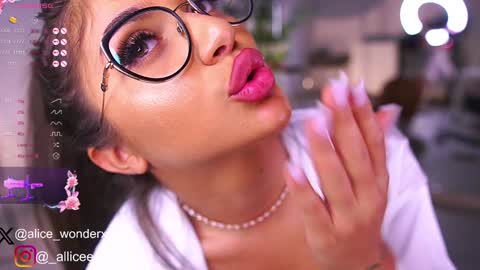 Snapshot of vanessasimon chatting on 02/08/25, 09:13 Vanessa Simon online show from 02/08/25, 09:13