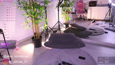 Snapshot of vanessasimon chatting on 02/08/25, 12:17 Vanessa Simon online show from 02/08/25, 12:17