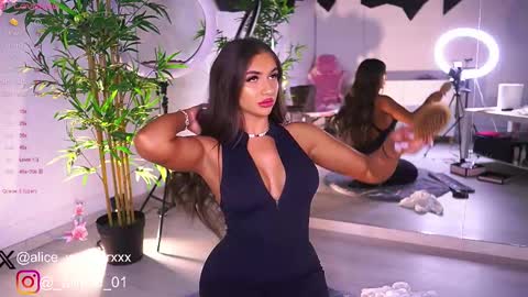 Snapshot of vanessasimon chatting on 02/11/25, 07:02 Vanessa Simon online show from 02/11/25, 07:02