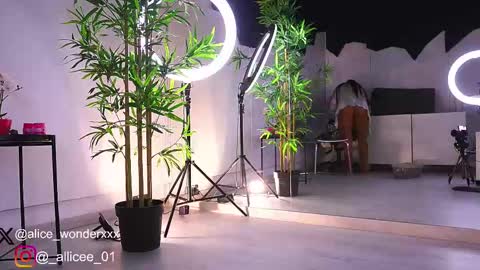 Snapshot of vanessasimon chatting on 02/13/25, 06:30 Vanessa Simon online show from 02/13/25, 06:30