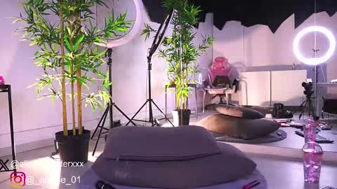 Snapshot of vanessasimon chatting on 02/13/25, 12:43 Vanessa Simon online show from 02/13/25, 12:43