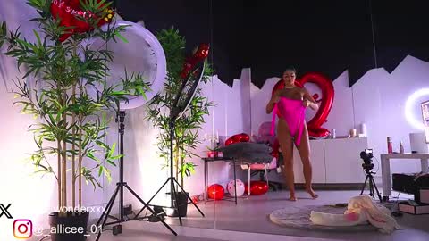 Snapshot of vanessasimon chatting on 02/16/25, 07:04 Vanessa Simon online show from 02/16/25, 07:04