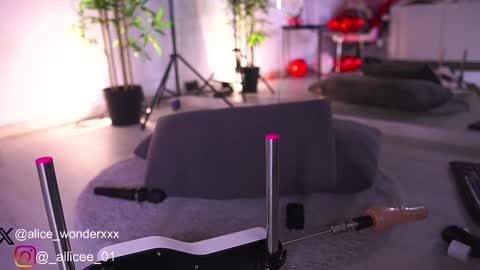 Snapshot of vanessasimon chatting on 02/16/25, 10:10 Vanessa Simon online show from 02/16/25, 10:10