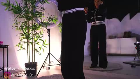 Snapshot of vanessasimon chatting on 02/17/25, 06:42 Vanessa Simon online show from 02/17/25, 06:42