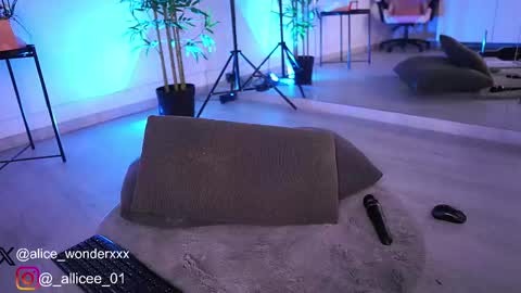 Snapshot of vanessasimon chatting on 03/08/25, 01:14 Vanessa Simon online show from 03/08/25, 01:14