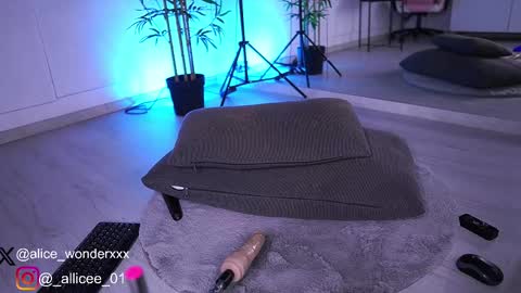 Snapshot of vanessasimon chatting on 03/10/25, 09:32 Vanessa Simon online show from 03/10/25, 09:32