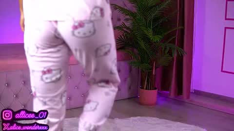 Snapshot of vanessasimon chatting on 09/14/25, 06:01 Vanessa Simon online show from 09/14/25, 06:01