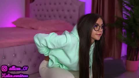 Snapshot of vanessasimon chatting on 09/29/25, 06:18 Vanessa Simon online show from 09/29/25, 06:18