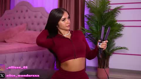 Snapshot of vanessasimon chatting on 10/29/25, 06:04 Vanessa Simon online show from 10/29/25, 06:04