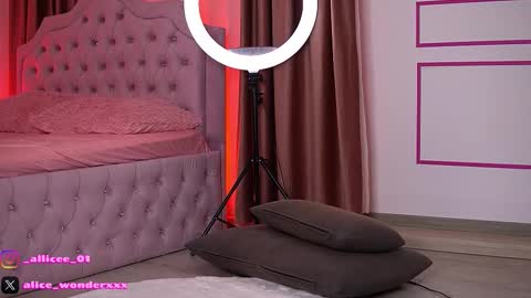 Snapshot of vanessasimon chatting on 11/12/25, 06:47 Vanessa Simon online show from 11/12/25, 06:47