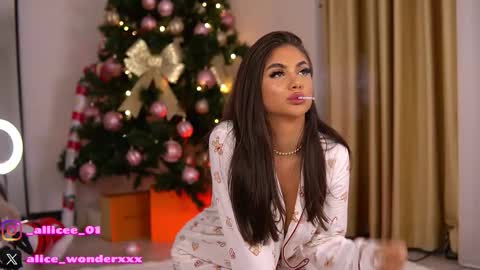 Snapshot of vanessasimon chatting on 12/18/25, 07:03 Vanessa Simon online show from 12/18/25, 07:03