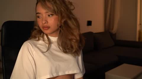 Snapshot of vanesse_ chatting on 04/03/26, 08:18 Irina online show from 04/03/26, 08:18