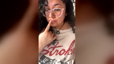 Snapshot of vanesssamilf_89 chatting on 03/29/26, 03:45 V A N E S S A online show from 03/29/26, 03:45