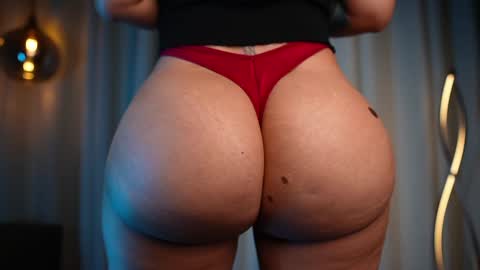 Snapshot of vaniaa_ chatting on 01/13/25, 01:02 Vania online show from 01/13/25, 01:02