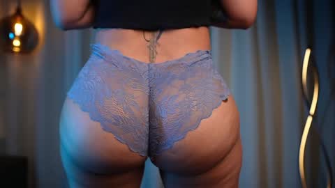 Snapshot of vaniaa_ chatting on 01/24/25, 04:37 Vania online show from 01/24/25, 04:37