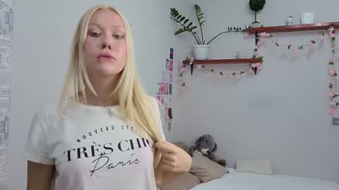 Snapshot of vanillaecho chatting on 10/19/25, 02:29 Megan online show from 10/19/25, 02:29