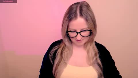 Snapshot of vanillaex_ chatting on 03/26/26, 06:24 Mia online show from 03/26/26, 06:24