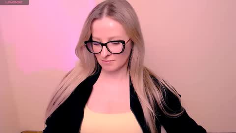 Snapshot of vanillaex_ chatting on 03/27/26, 07:24 Mia online show from 03/27/26, 07:24