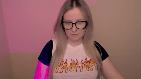 Snapshot of vanillaex_ chatting on 04/02/26, 04:48 Mia online show from 04/02/26, 04:48